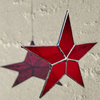 Étoile moyenne rouge translucide